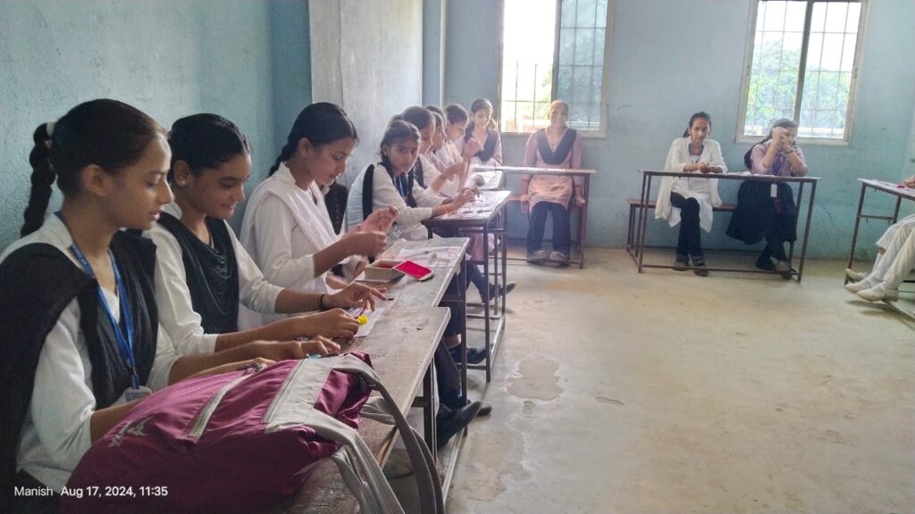 जेपी सेंट्रल स्कूल की छात्राओं ने हस्तनिर्मित राखियों की लगाई प्रदर्शनी 1 IMG 20240817 WA0097