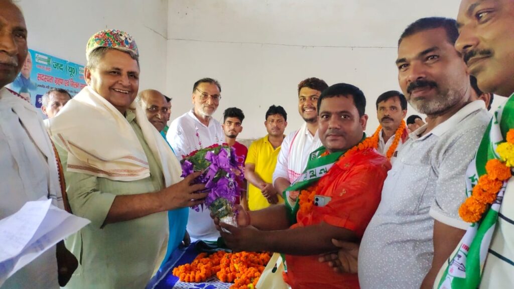विजय चौधरी ने कहा जनता का भरोसा आज भी नीतीश पर, मिलन समारोह में मंत्री ने सैकड़ों लोगों को दिलाई JDU की सदस्यता 1 IMG 20240818 WA0049