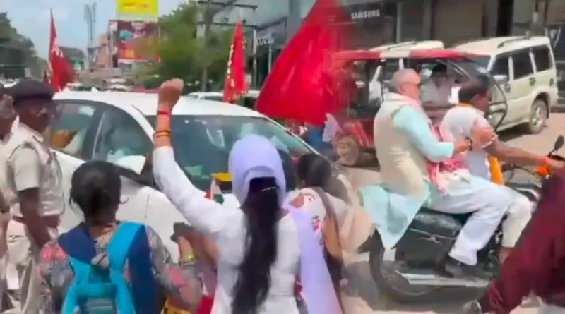 बेगूसराय में बुरे फंसे मोदी के मंत्री गिरिराज सिंह, भारी विरोध के बाद कार छोड़ बाइक से निकलने की आई नौबत... 1 Screenshot 20240804 140849