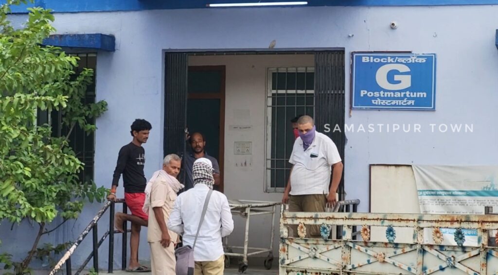 समस्तीपुर सदर अस्पताल बीमार; पोस्टमार्टम हाउस में फ्रीजर नहीं, सड़ रहे शवों से निकल रहे पिल्लू व कीड़े, डॉक्टर ने भी पोस्टमार्टम रूम जाने से किया मना 1 VideoCapture 20240809 185224