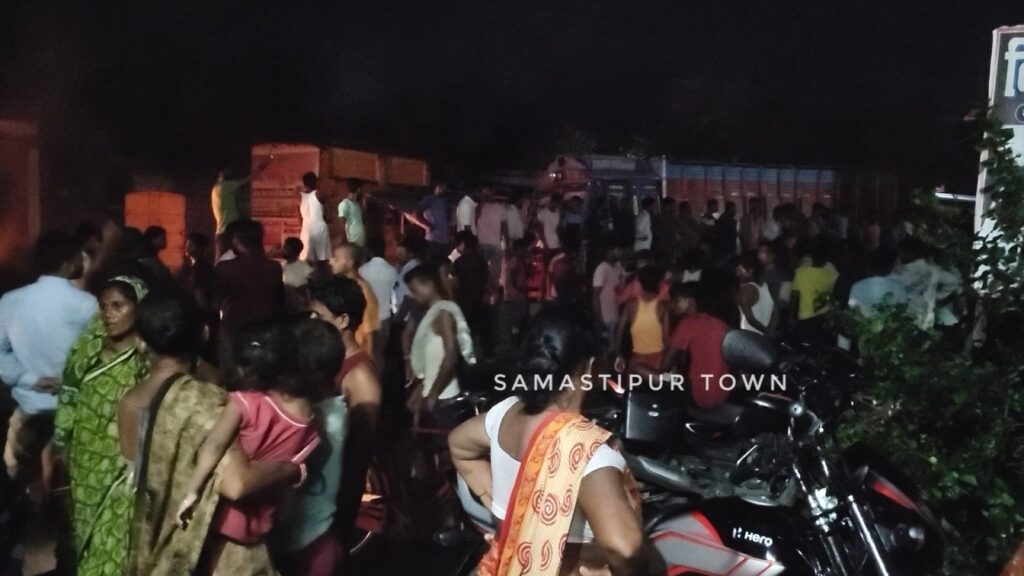 समस्तीपुर-मुसरीघरारी पथ पर सड़क दुर्घटना में युवक की मौत के बाद जमकर बवाल व आगजनी, पुलिस लिखी गाड़ी से धक्का का आरोप 1 VideoCapture 20240809 211251