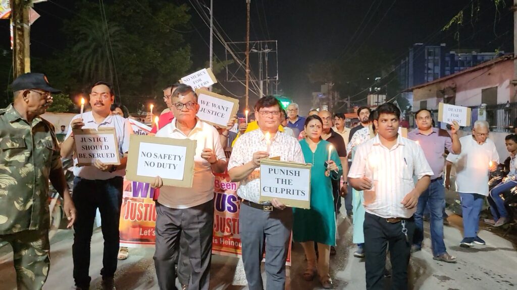 मेडिकल छात्रा के साथ हुई ज्यादती का IMA समस्तीपुर ने जताया विरोध, कैंडल मार्च निकालकर मांगा न्याय 1 VideoCapture 20240813 193102