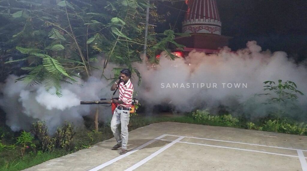 समस्तीपुर के DM ने डेंगू के रोकथाम को लेकर फॉगिंग व दवा के छिड़काव का दिया आदेश, लगातार मिल रहे मरीज 1 VideoCapture 20240828 194333