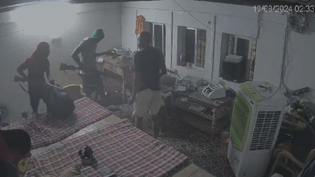 बिहार: आरा में बालू घाट पर लूट, ऑफिस में घुसे बेखौफ बदमाश; 2 लोगों को मारी गोली 1 aara