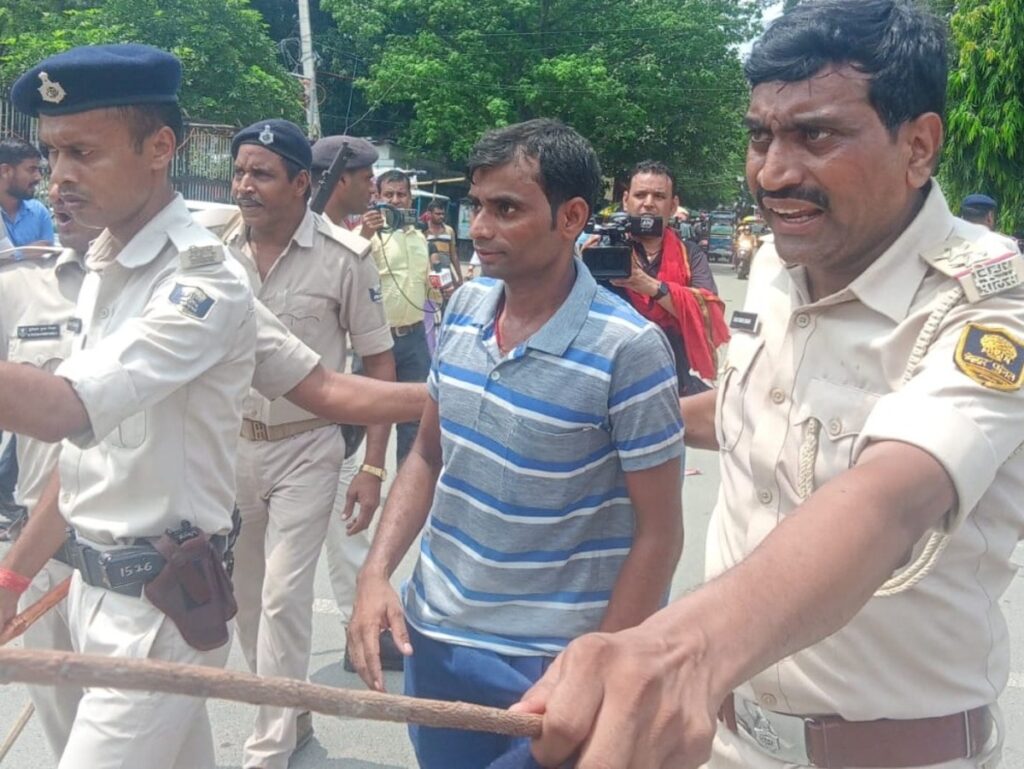 पटना में BPSC कार्यालय के बाहर भारी हंगामा: शिक्षक अभ्यर्थियों पर पुलिस ने किया लाठीचार्ज 1 teacher ji 1723447586126 1723447641708.jfif