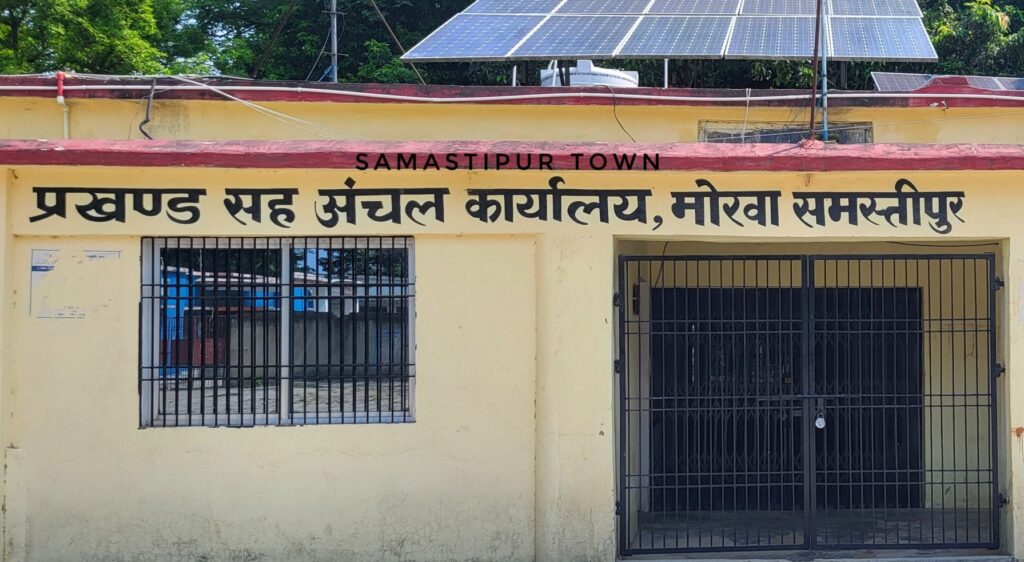 मोरवा प्रखंड मुख्यालय स्थित मनरेगा कार्यालय में घुसकर बदमाशों ने कर्मियों से की मारपीट 1 20240525 085802 1