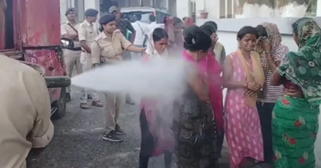 बिहार: कलेक्ट्रेट के बाहर 10 महिलाओं ने खुद को आग लगाने का किया प्रयास; पुलिस ने ऐसे बचाई जान 1 20240902 171918