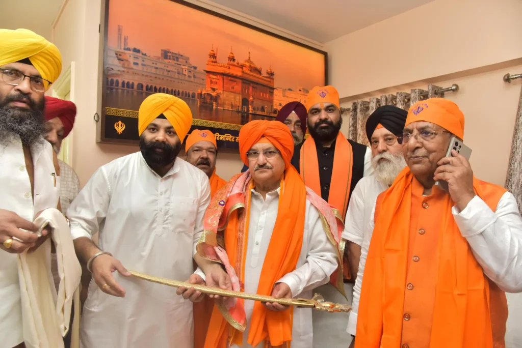 पटना साहिब गुरुद्वारा पहुंचे जेपी नड्डा, सिख पगड़ी पहनकर दरबार में झुकाया शीश 1 20240907 133215