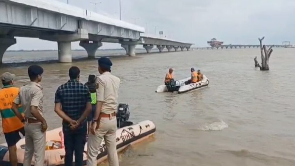 जा रहे हैं गाइज… पटना में युवक ने फेसबुक Live आकर गंगा नदी में लगाई छलांग, गर्लफ्रेंड को बताया दोषी 1 676a46924e1187f3746478f0412ca6ab1726121885580624 original
