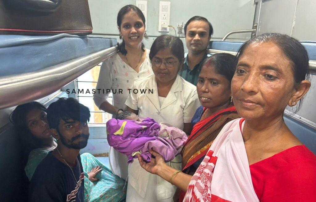 समस्तीपुर: चलती ट्रेन में डिलीवरी, महिला ने दिया बच्ची को जन्म, प्रसव होने तक रूकी रही ट्रेन 1 IMG 20240910 WA0056