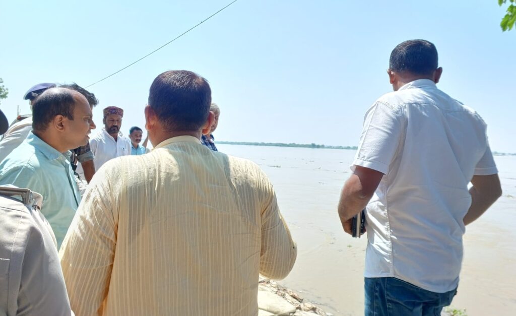 समस्तीपुर के DM ने बाढ़ प्रभावित क्षेत्रों का किया दौरा, दिये आवश्यक निर्देश 1 IMG 20240919 WA0181