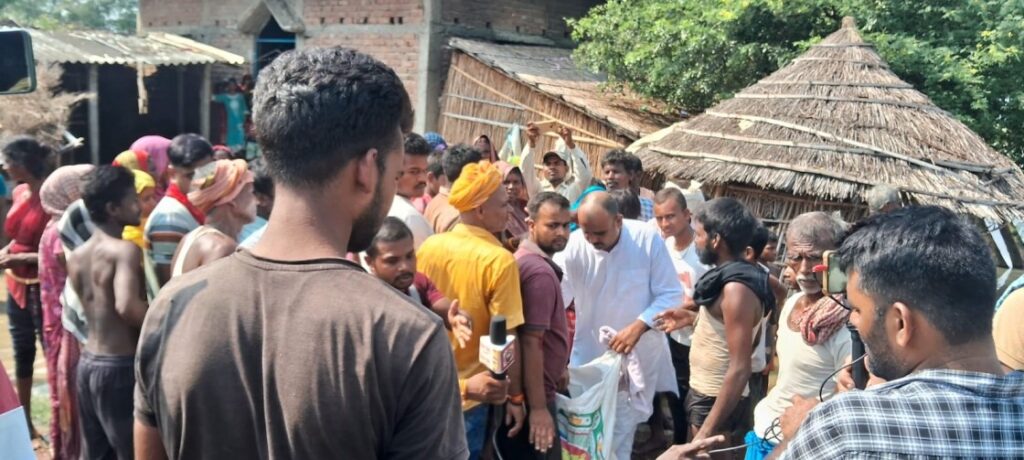 विद्यापतिनगर में बाढ़ पीड़ितों के बीच समाजसेवी ने किया राहत वितरण 1 IMG 20240920 WA0213