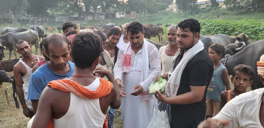 बाढ़ पीड़ित विस्थापित पशुपालकों के बीच माकपा नेता द्वारा राहत सामग्री का वितरण 1 IMG 20240923 WA0158