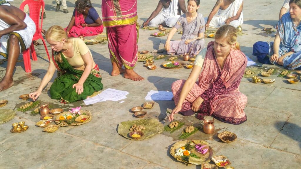 जर्मनी, रूस, नाइजीरिया से पिंडदान करने कई विदेशी गया पहुंचे, पितरों के मोक्ष के लिए किया अनुष्ठान 1 IMG 20240930 WA0066