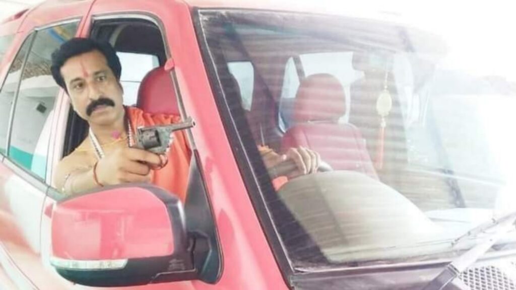 नर्स से दु'ष्कर्म का प्रयास करने वाला आरोपी फर्जी चिकित्सक का पिस्टल लहराते फोटो वायरल 1 Picsart 24 09 15 08 44 35 585