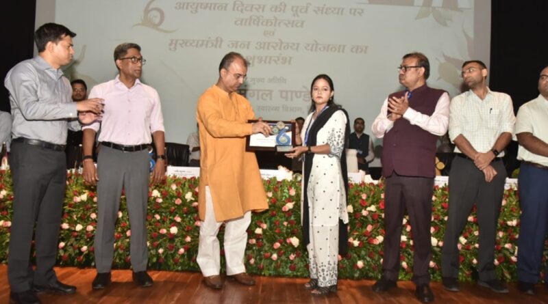 आयुष्मान कार्ड में उत्कृष्ट कार्य के लिए समस्तीपुर के पूर्व डीएम और डीपीसी को स्वास्थ्य मंत्री ने किया पुरस्कृत 1 Picsart 24 09 24 07 58 19 082