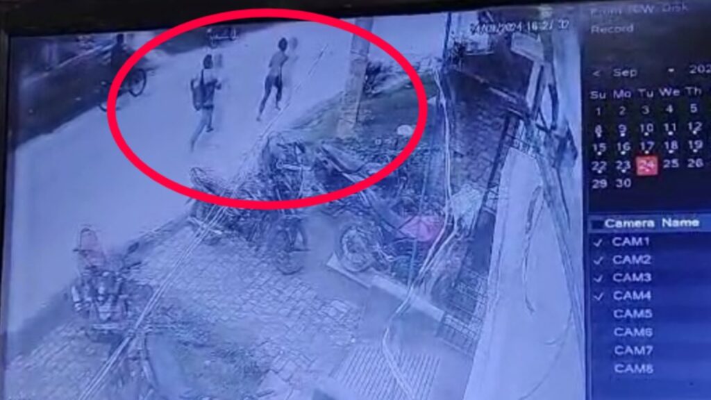 समस्तीपुर पुलिस को चकमा देकर गिरफ्त से आरोपी हुआ फरार, CCTV में भागते हुए दिखाई दिया आरोपी 1 Picsart 24 09 24 21 09 25 069