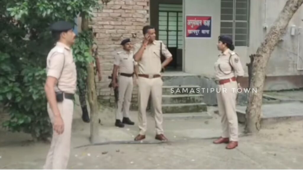 एसपी ने किया खानपुर थाने का औचक निरीक्षण, थानाध्यक्ष से विभिन्न मामलों की ली जानकारी 1 Picsart 24 09 25 07 54 56 875