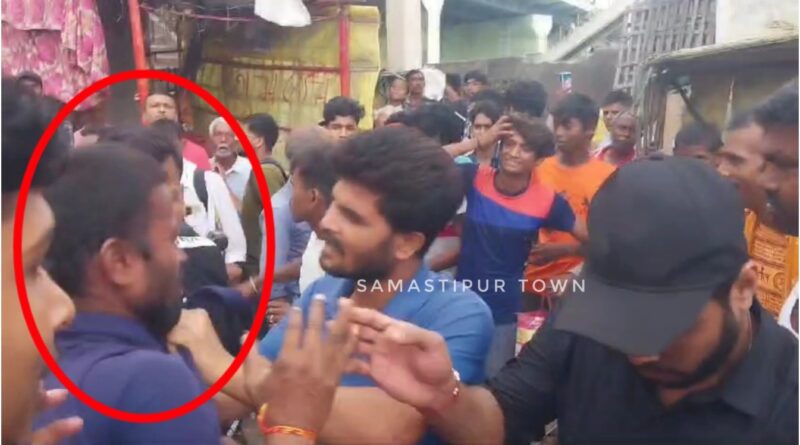 समस्तीपुर बस स्टैंड के पास महिला से चेन छिनतई करने के आरोप में युवक को भीड़ ने पकड़कर जमकर की पिटाई 1 Picsart 24 09 25 21 19 09 422