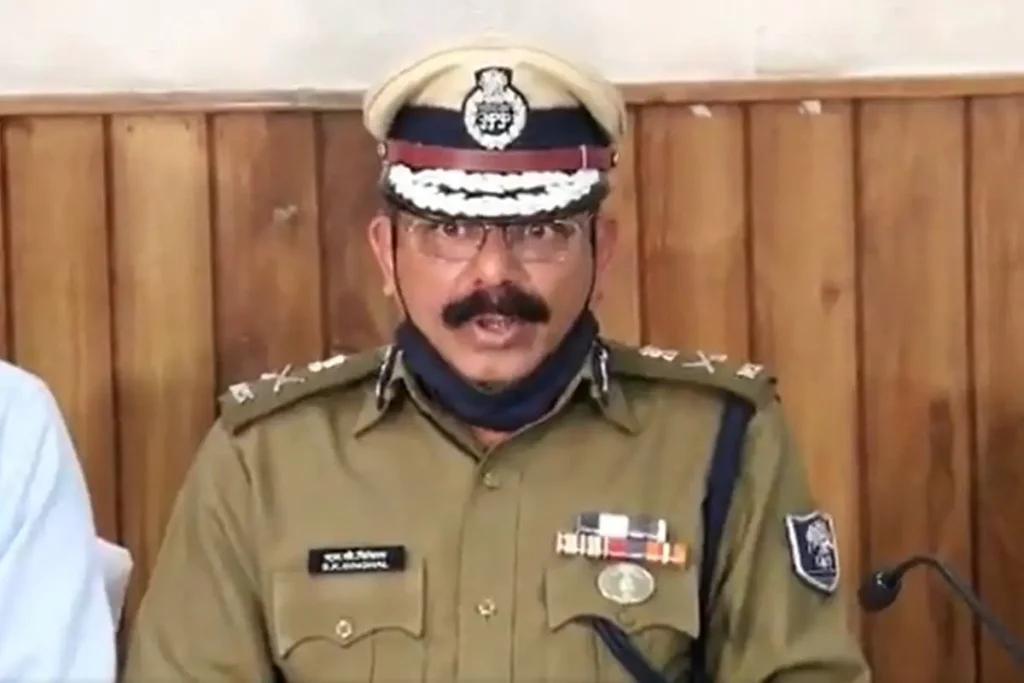 सिपाही भर्ती पेपर लीक मामले में पूर्व DGP सिंघल की भूमिका पर अब एक्शन की तैयारी, पेंशन पर भी मंडरा रहा खतरा 1 SK Singhal DGP bihar