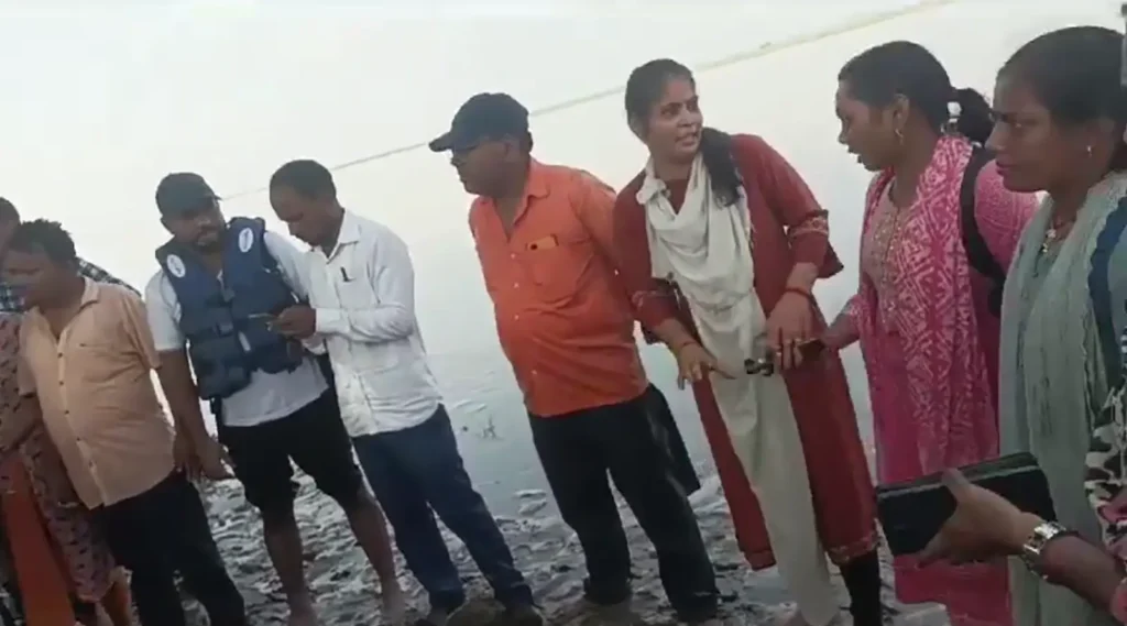बिहार में एक बार फिर 25 शिक्षकों से भरी नाव गंडक नदी में पलटी, सभी को स्थानीय लोगों ने बचाया 1 Screenshot 2024 09 09 11 45 05 095 com.twitter.android