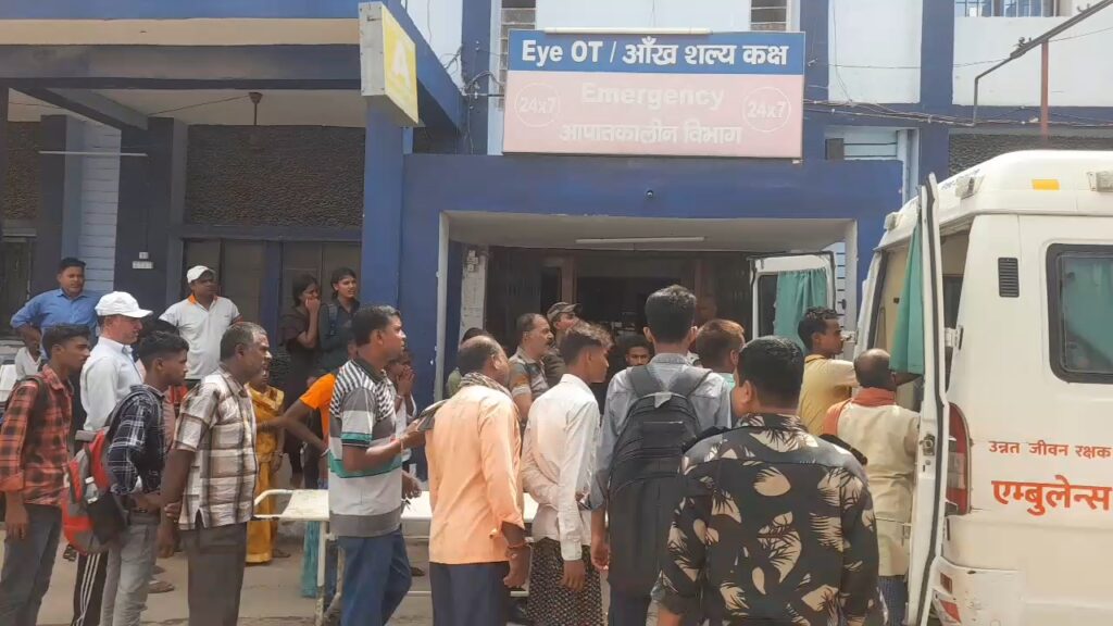 रोसड़ा-समस्तीपुर रेलखंड पर ट्रेन से गिरकर छात्र गंभीर रूप से जख्मी, प्राथमिक उपचार के बाद DMCH रेफर 1 VideoCapture 20240902 104154