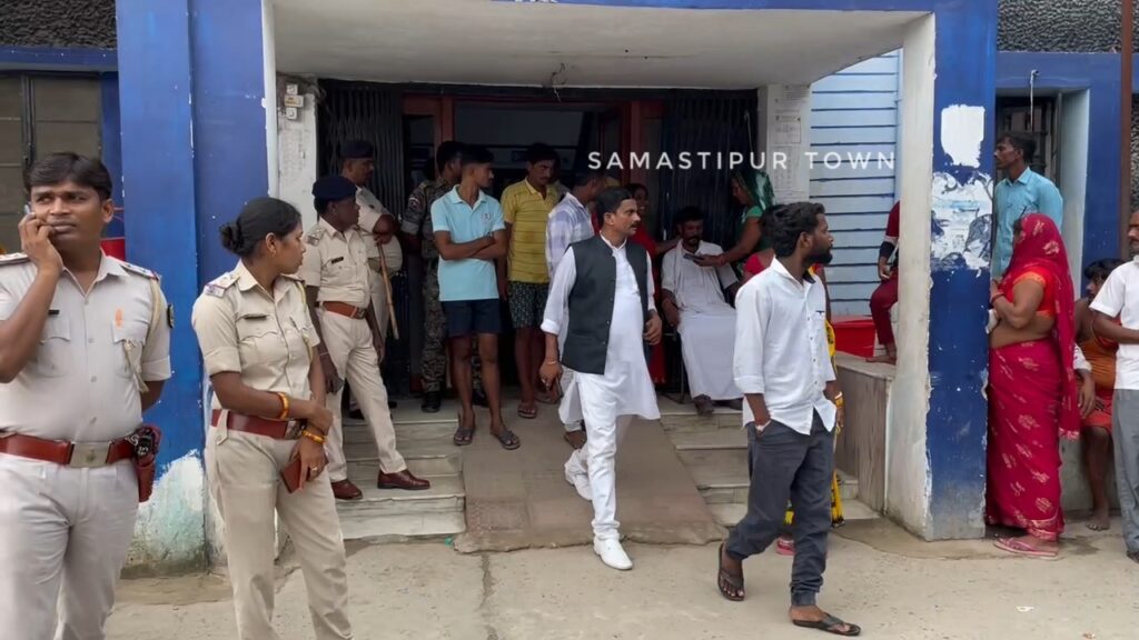 सड़क दुर्घटना में शख्स की मौत के बाद समस्तीपुर सदर अस्पताल में जमकर बवाल, डॉक्टर फरार; पहुंची कई थानों की पुलिस 1 VideoCapture 20240930 131647