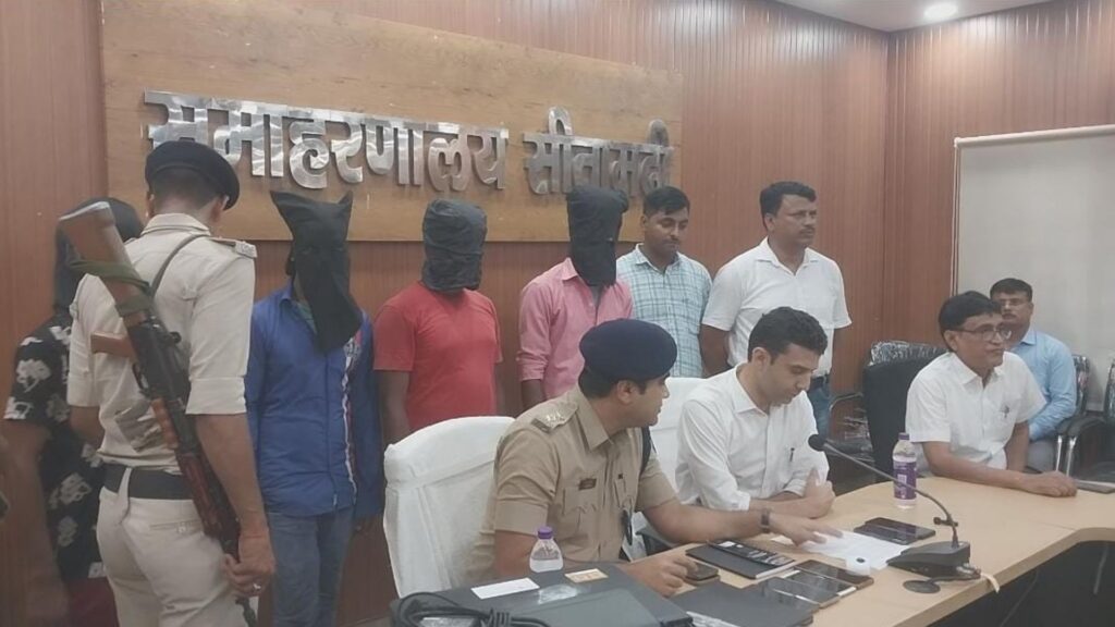 बिहार: ‘गब्बर’ से प्रभावित होकर शिक्षकों से मांगी थी 2-2 लाख की रंगदारी, पर्चा चिपकाने वाले निकले स्कूल के ही छात्र और पूर्व छात्र 1 sitamarhi influenced by gabbar they went to change system 4 arrested had demanded extortion from 111b937a1996e835e7eb750adb67a195