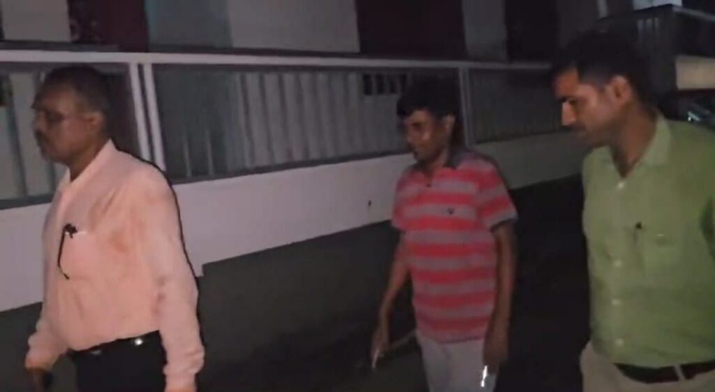 बिहार में एक और DCLR घूस लेने के आरोप में गिरफ्तार, सरकारी प्रोजेक्ट की जमीन में नजराना लेने का आरोप 1 vigilance team caught dclr maharajganj siwan red handed ff043f866b884d49e9e3d91573b0b587