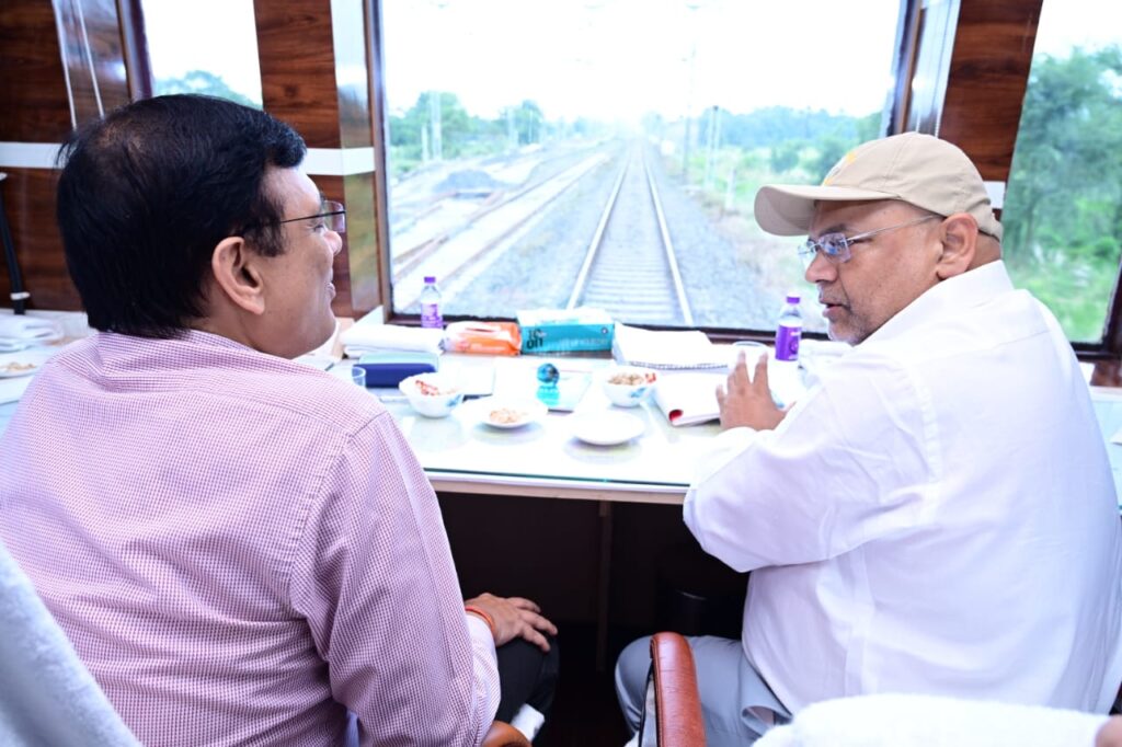 पूर्व मध्य रेल के महाप्रबंधक ने समस्तीपुर मंडल के नरकटियागंज रेलखंड का किया विंडो ट्रेलिंग निरीक्षण 1 20241001 073216
