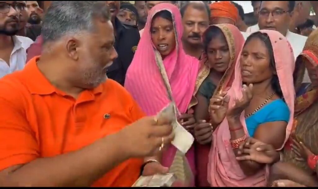 बिहार में बाढ़ का कहर: बुलेट पर घूम-घूमकर लोगों को पैसे बांटते दिखे पप्पू यादव, सामूहिक रसोई के लिए भी जेब से रुपए दिए 1 20241001 091727