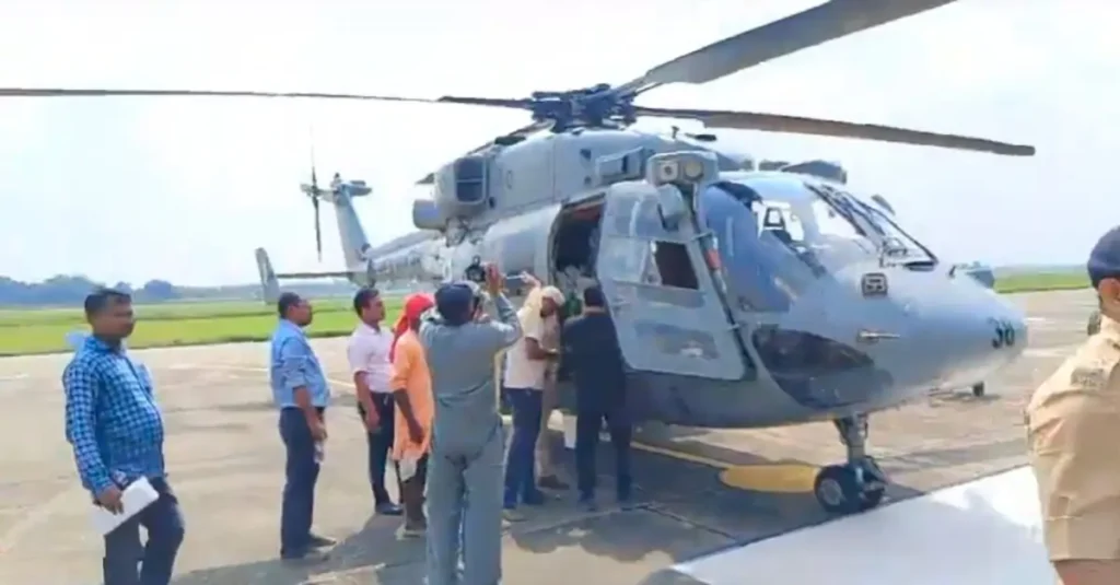 बिहार के बाढ़ प्रभावित इलाकों में एयरफोर्स की एंट्री, हेलीकॉप्टर से फूड पैकेट्स की एयर ड्रॉपिंग 1 20241001 172628