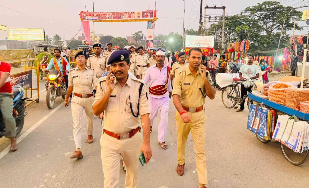 दलसिंहसराय में एसडीपीओ के नेतृत्व में निकाला गया फ्लैग मार्च, शहर से निकलकर NH-28 पर समाप्त हुआ मार्च 1 20241008 184247