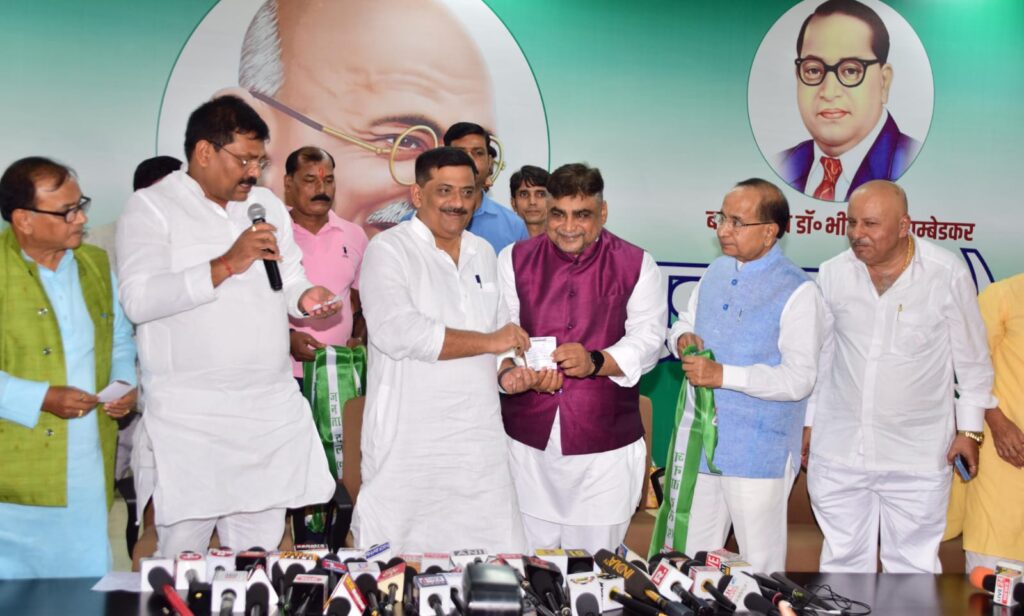 क्रिकेटर ईशान किशन के पिता JDU में शामिल, प्रणव पांडेय को संजय झा ने दिलाई पार्टी सदस्यता 1 20241027 221202