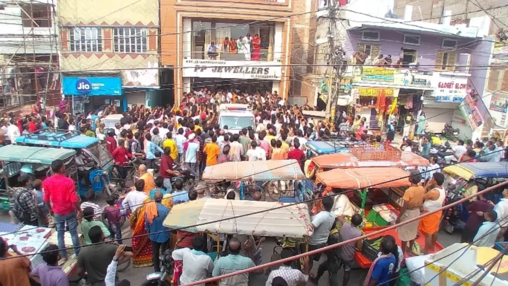 बिहार: पीपी ज्वेलर्स में दिनदहाड़े लूट के दौरान गोलीबारी, दो बदमाश घायल, कर्मचारी को भी लगी गोली; मची अफरा-तफरी 1 21 10 2024 loot12 23819343