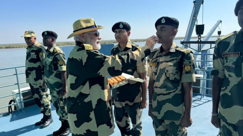 अपने हाथों से जवानों को खिलाई मिठाई, PM मोदी ने कच्छ में सुरक्षाबलों के साथ मनाई दिवाली 1 97db172ae33861aacea7fa300ff053d61730363606647425 original