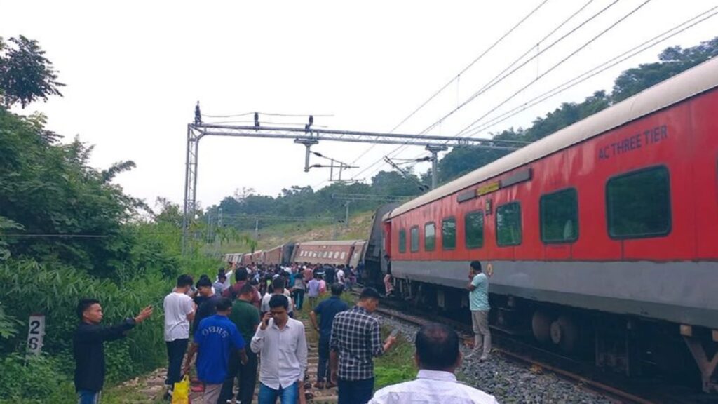 असम में बड़ा ट्रेन हादसा, पटरी से उतरे लोकमान्य तिलक एक्सप्रेस के 8 डिब्बे 1 Assam Train Derail