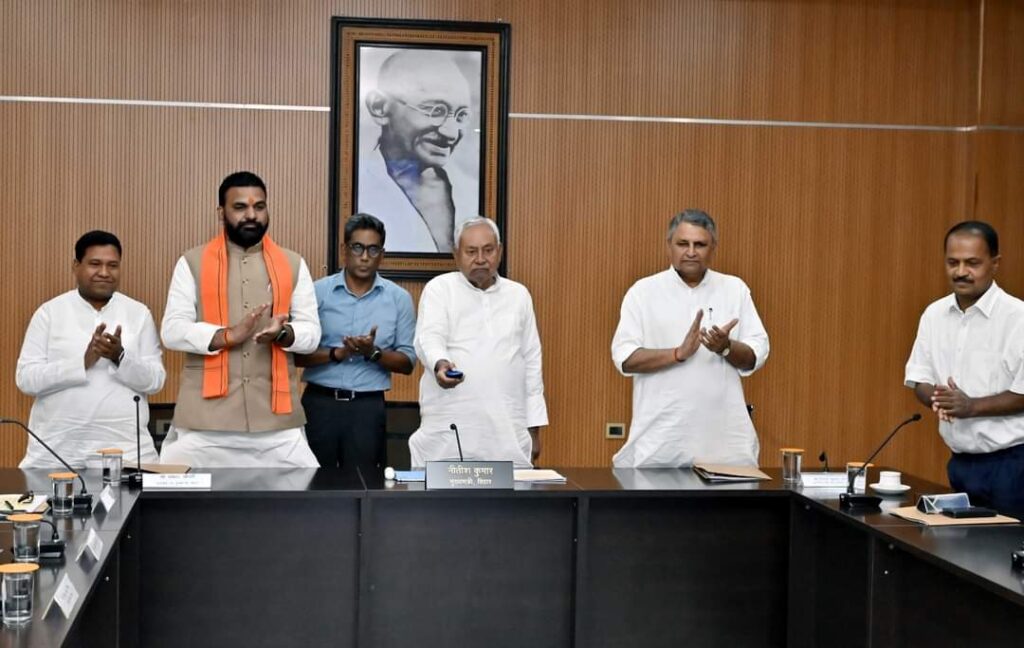 नीतीश सरकार ने पहले चरण में 3 अरब रुपये बिहार के बाढ़ पीड़ितों के अकाउंट में भेजे 1 FB IMG 1728096832262