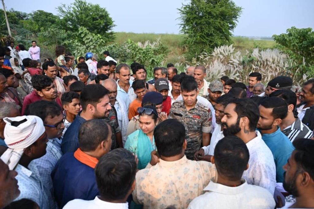 चकमेहसी क्षेत्र के बाढ़ प्रभावित इलाकों का सांसद शांभवी ने लिया जायजा 1 FB IMG 1728871241590