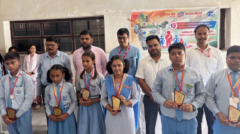 होली मिशन स्कूल में यूनियन बैंक ऑफ इंडिया के द्वारा पेंटिंग व भाषण प्रतियोगिता का किया गया आयोजन 1 IMG 20241007 WA0092