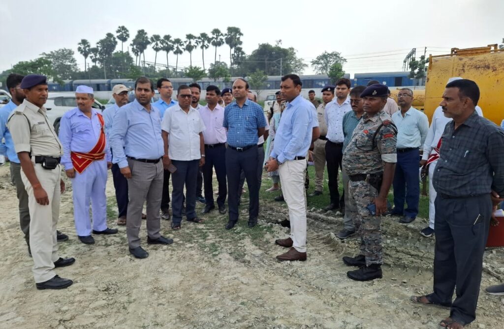 इंटर विद्यालय कर्पूरीग्राम प्रांगण में निर्माणाधीन नगर पंचायत भवन का DM ने किया निरीक्षण 1 IMG 20241009 WA0063