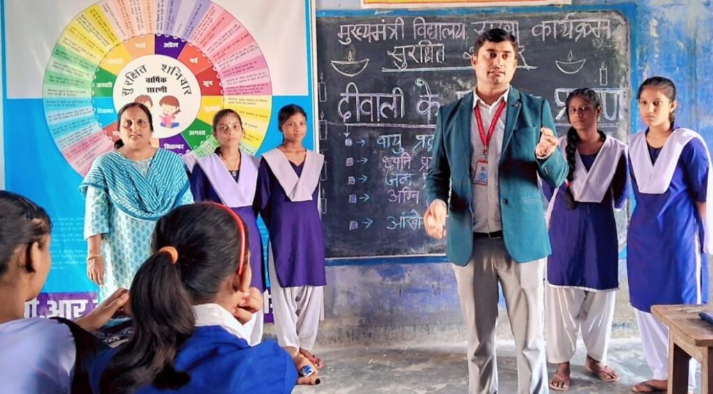 सुरक्षित शनिवार के तहत बच्चों को पटाखों से होने वाले प्रदूषण व जोखिम से बचाव की दी गई जानकारी 1 IMG 20241019 WA0099