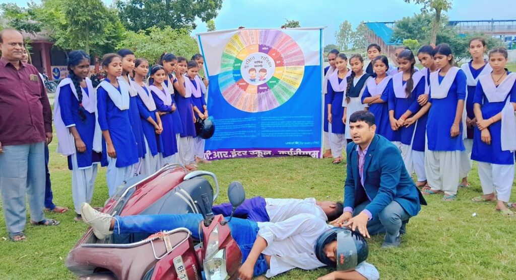 समस्तीपुर: सुरक्षित शनिवार में बच्चों को दी गई सड़क दुर्घटना से बचाव की जानकारी, किया मॉकड्रिल 1 IMG 20241026 WA0050