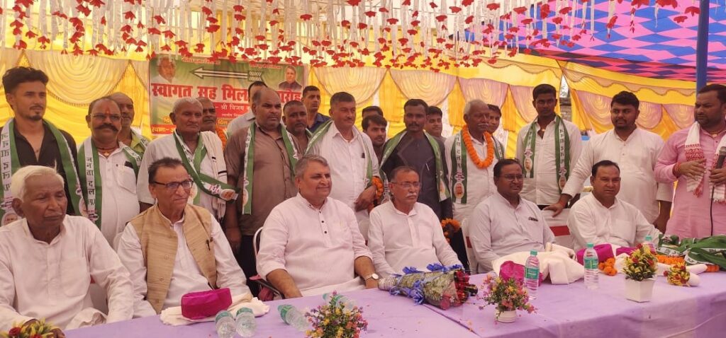 विद्यापतिनगर में हुए मिलन समारोह के दौरान मंत्री विजय चौधरी ने दर्जनों लोगों को दिलाई JDU की सदस्यता 1 IMG 20241027 WA0040