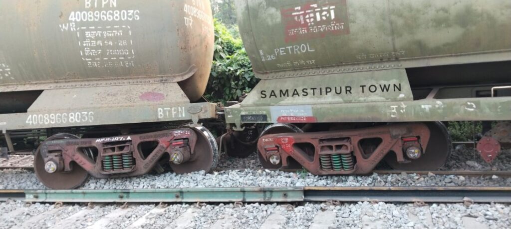 मुजफ्फरपुर-समस्तीपुर रेल खंड पर एक बार फिर बेपटरी हुई मालगाड़ी की 3 बोगियां, एक महीने पहले इसी स्थान पर बेपटरी हुई थी 6 बोगियां 1 IMG 20241031 WA0058