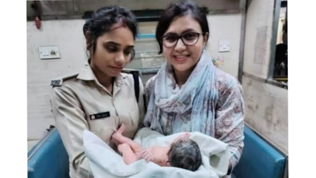 समस्तीपुर रेल मंडल: चलती ट्रेन में गूंजी किलकारी, गर्भवती ने बच्चे को दिया जन्म 1 Picsart 24 10 18 22 45 04 223