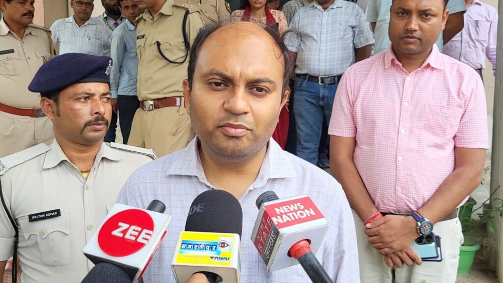 जमीन के परिमार्जन के लिए ऑनलाईन आवेदन स्थापित करने के लिए कर्मचारी द्वारा रिश्वत मांगने की DM से की शिकायत 1 VideoCapture 20241001 125939 1