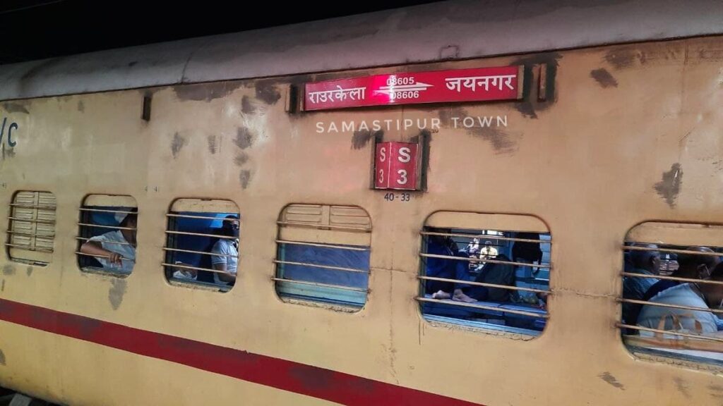 रेलवे ने जयनगर-राउरकेला एक्सप्रेस के ICF कोच को बदलकर LHB रैक से चलाने का लिया निर्णय 1 photo2021062620553482859