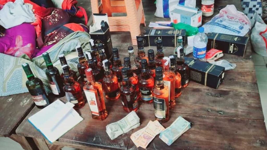इंस्पेक्टर के यहां से बरामद की गईं शराब की बोतलें