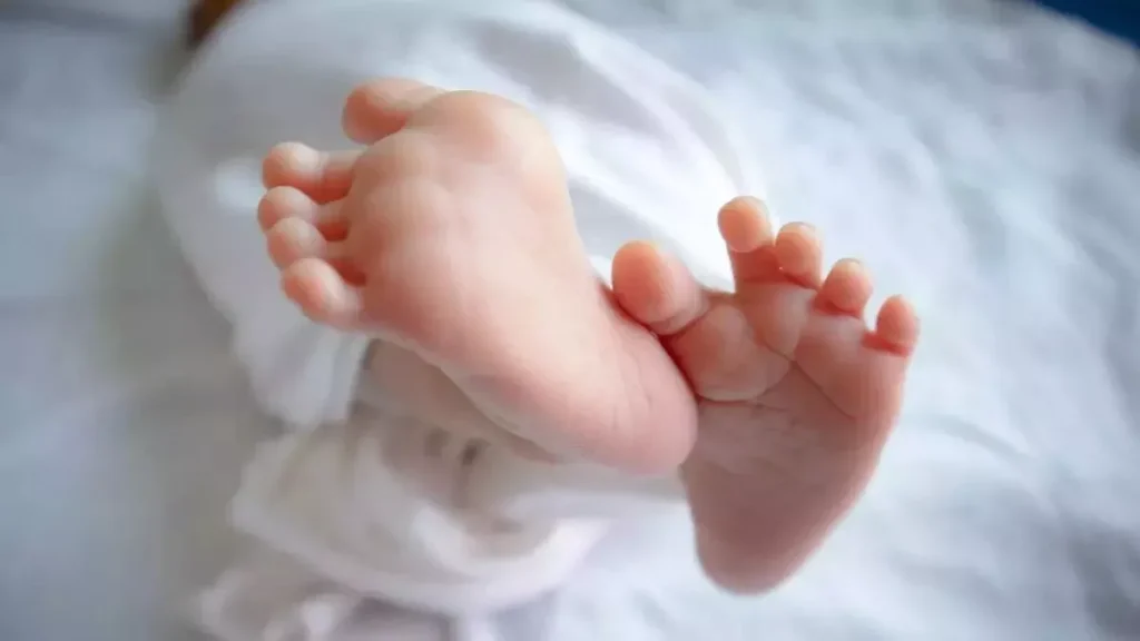 कल्याणपुर चौक स्थित भारत चाइल्ड केयर क्लीनिक में आठ माह के नवजात की नर्सिंग होम में मौ'त 1 15 01 2023 new born baby 23296456